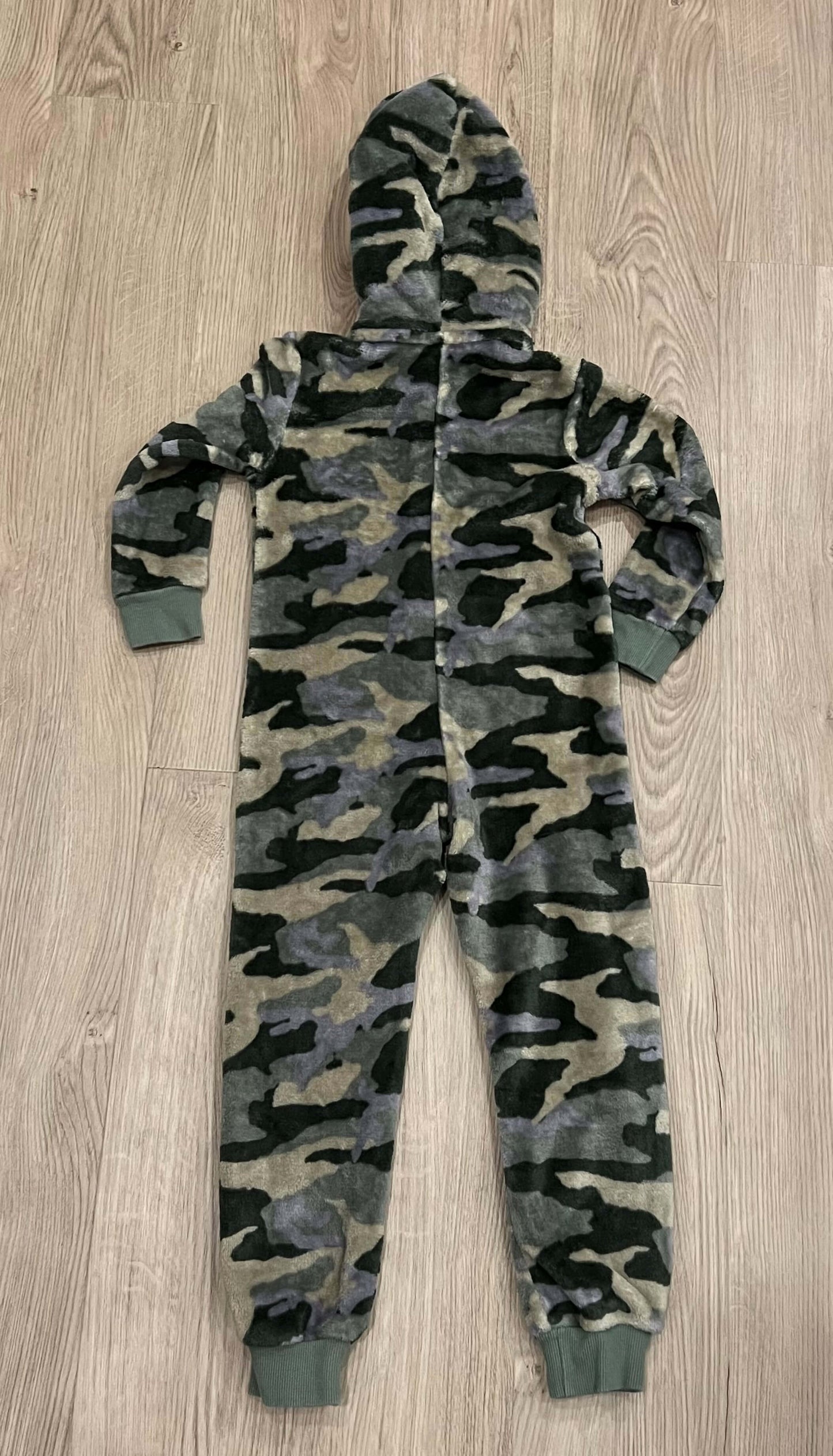 Boys Camouflage Onesie Pajamas - Fuzzy One Piece Camo PJ, size 4/5, Very Good Used Condition (VGUC), Kids 4/4T