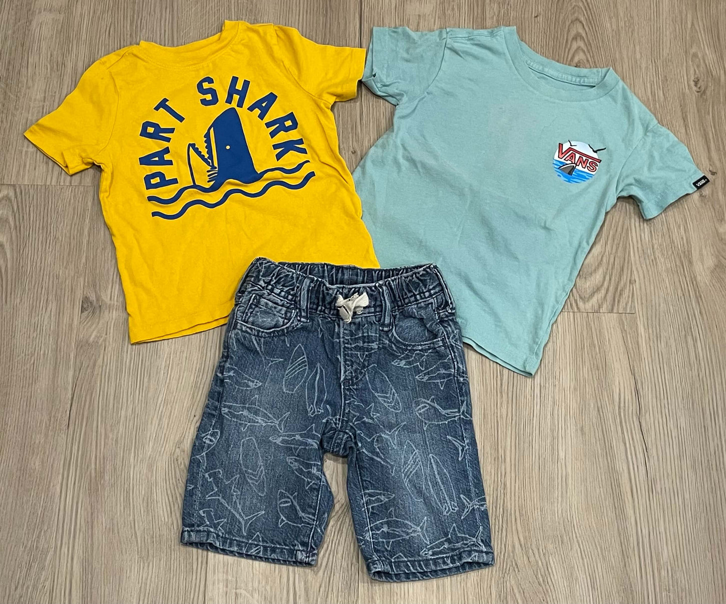 Boys Shark Lot/Bundle (T-shirts and shorts), size 2T/3T, Very Good Used Condition (VGUC), Kids 2T