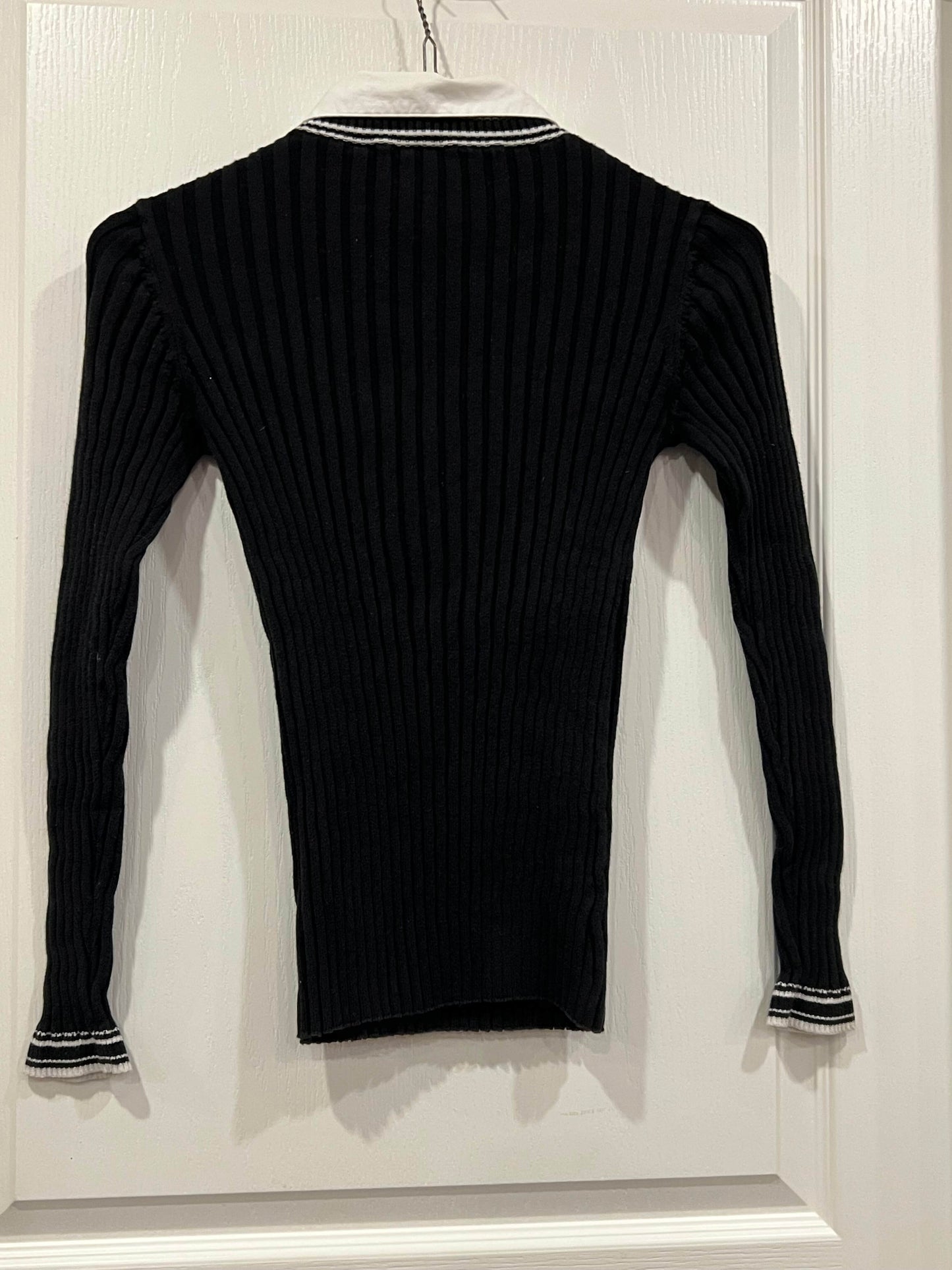 Black L/S V-neck Ribbed Shirt with White Dress Collar from Thyme Maternity Adjustable Length, size Medium, Very Good Used Condition (VGUC), Maternity M (8-10)