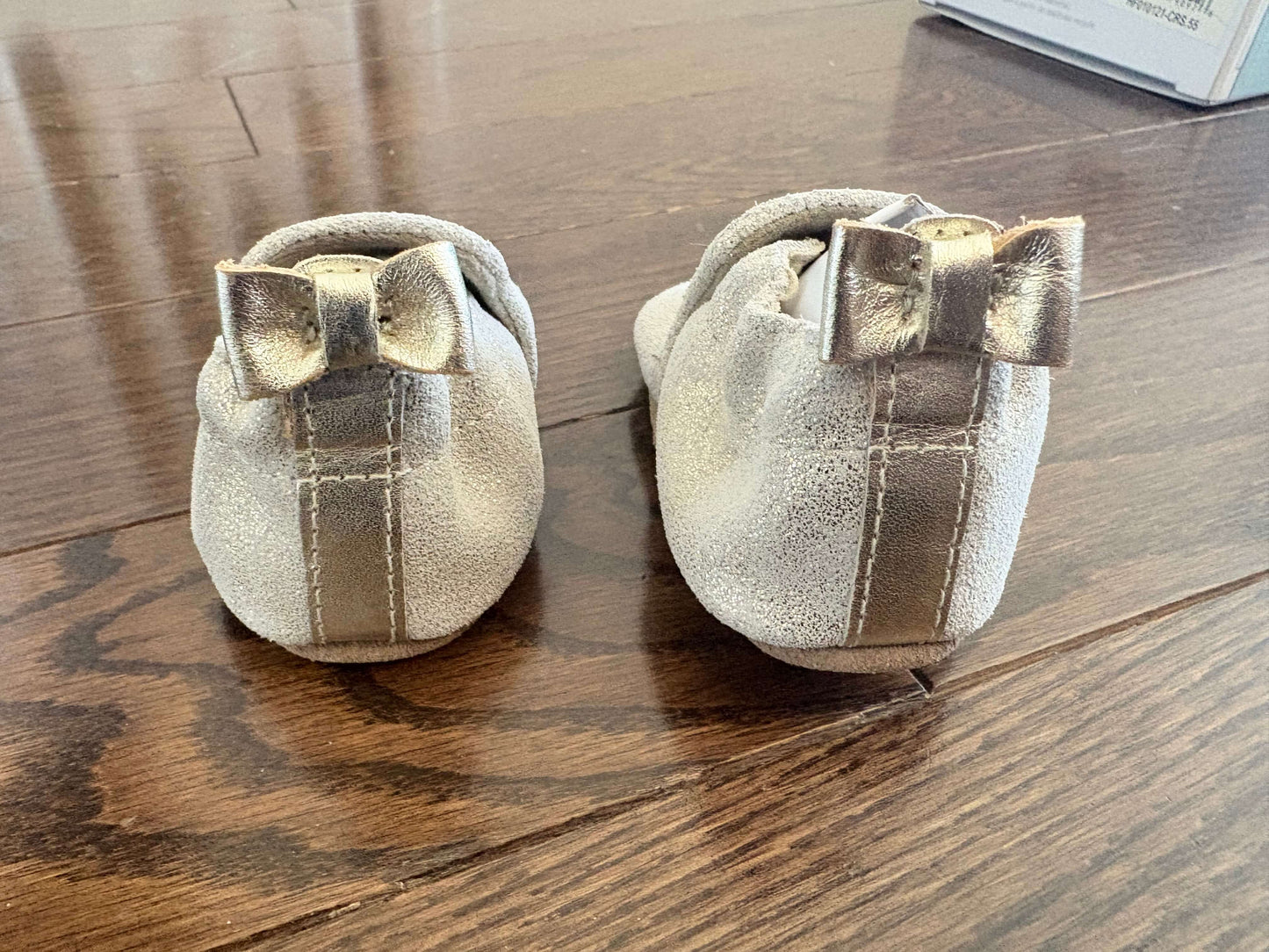Robeez- gold soft sole shoes with bows, 0-6months, retail $40, Shoes .5 (Baby: 0-12 mth)