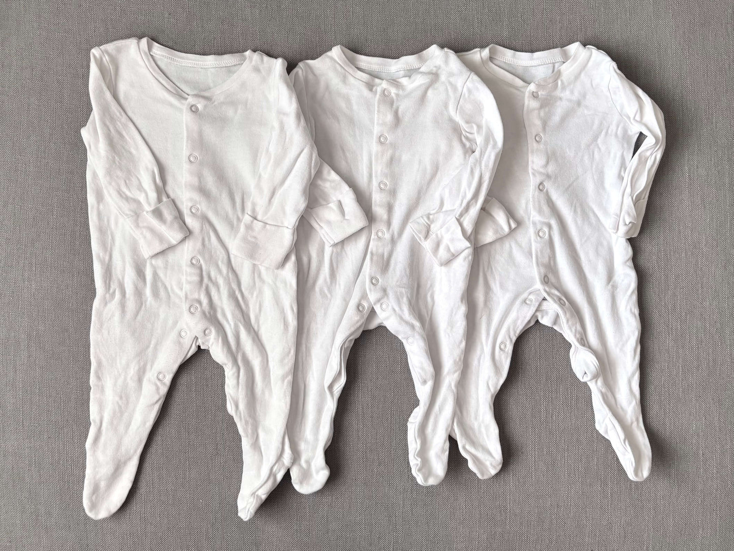 3 x white pyjamas 0 - 3 months, Kids 3 Month (0-3M)