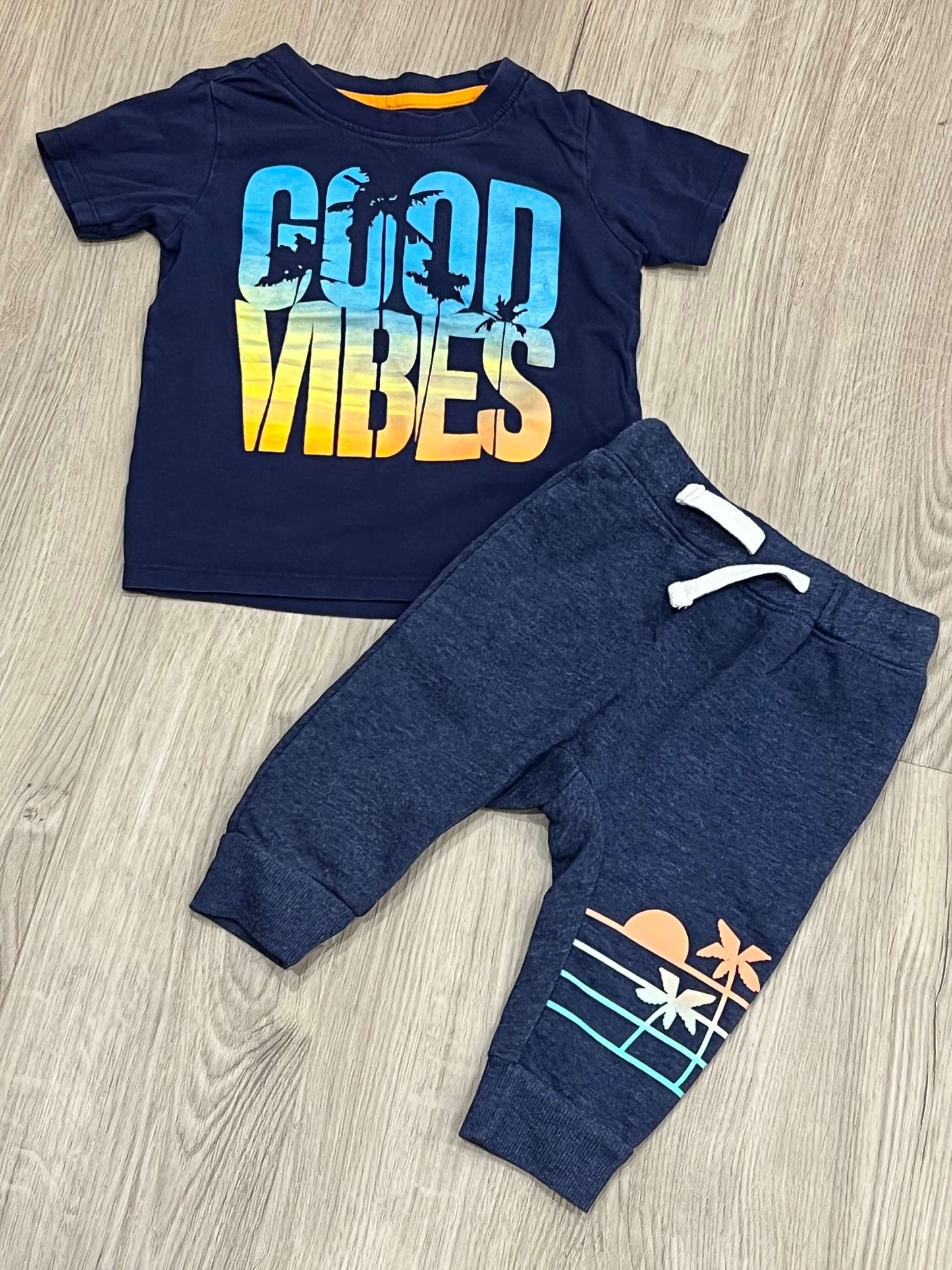 Boys Four (4) Piece Outfit - Hoodie, joggers & crops from Old Navy and T-shirt, size 2, Very Good Used Condition (VGUC), Kids 2T