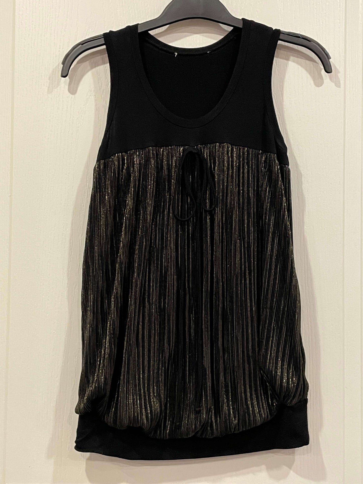 Black & Gold Dressy Maternity Tank, size X-Small, Excellent Used Condition, Maternity XS (0-2)