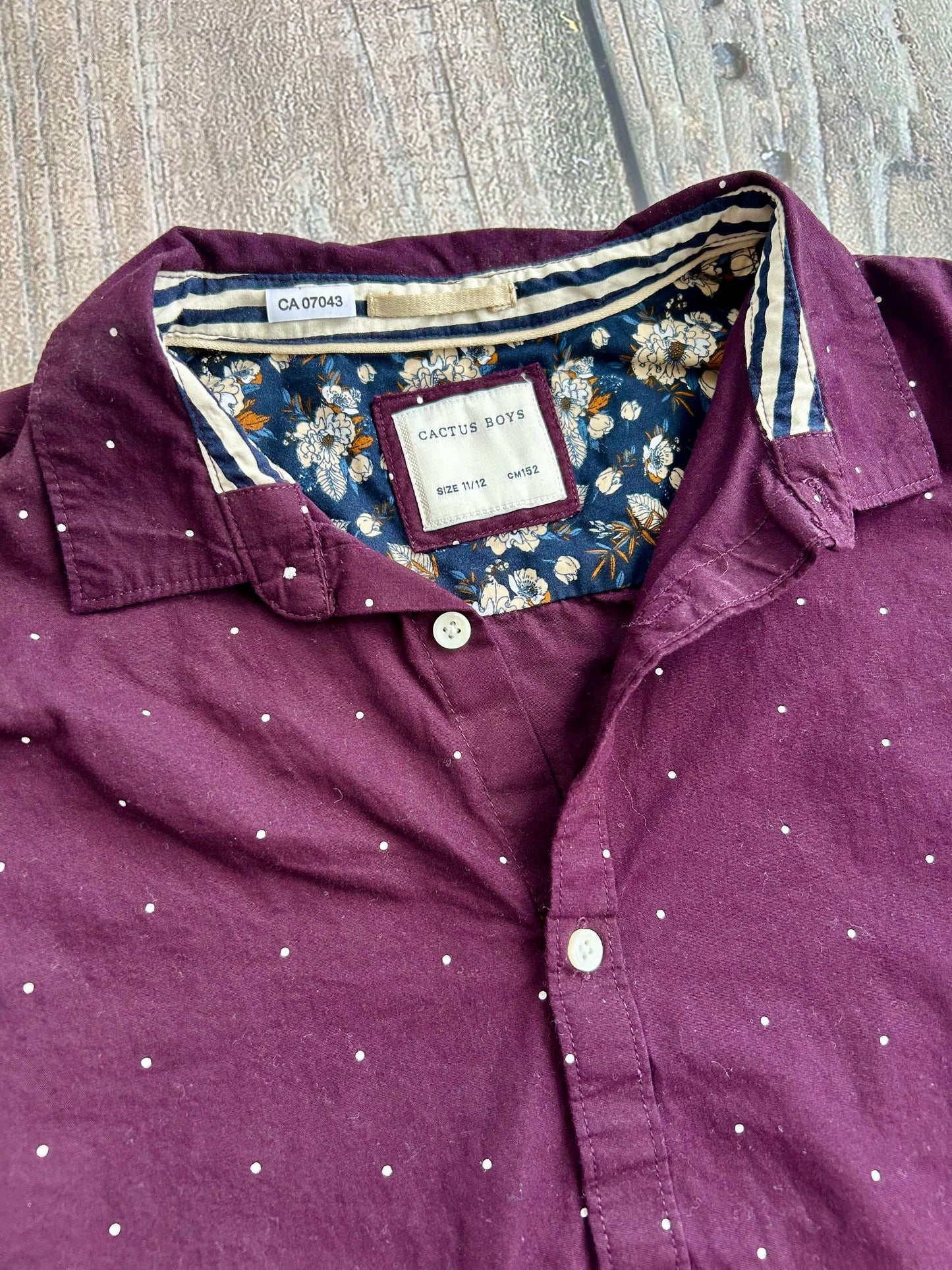 Cactus Boys size 11/12 boys button up dress shirt, dark burgundy with small white dots, like new, Kids 12 & 14 (large)