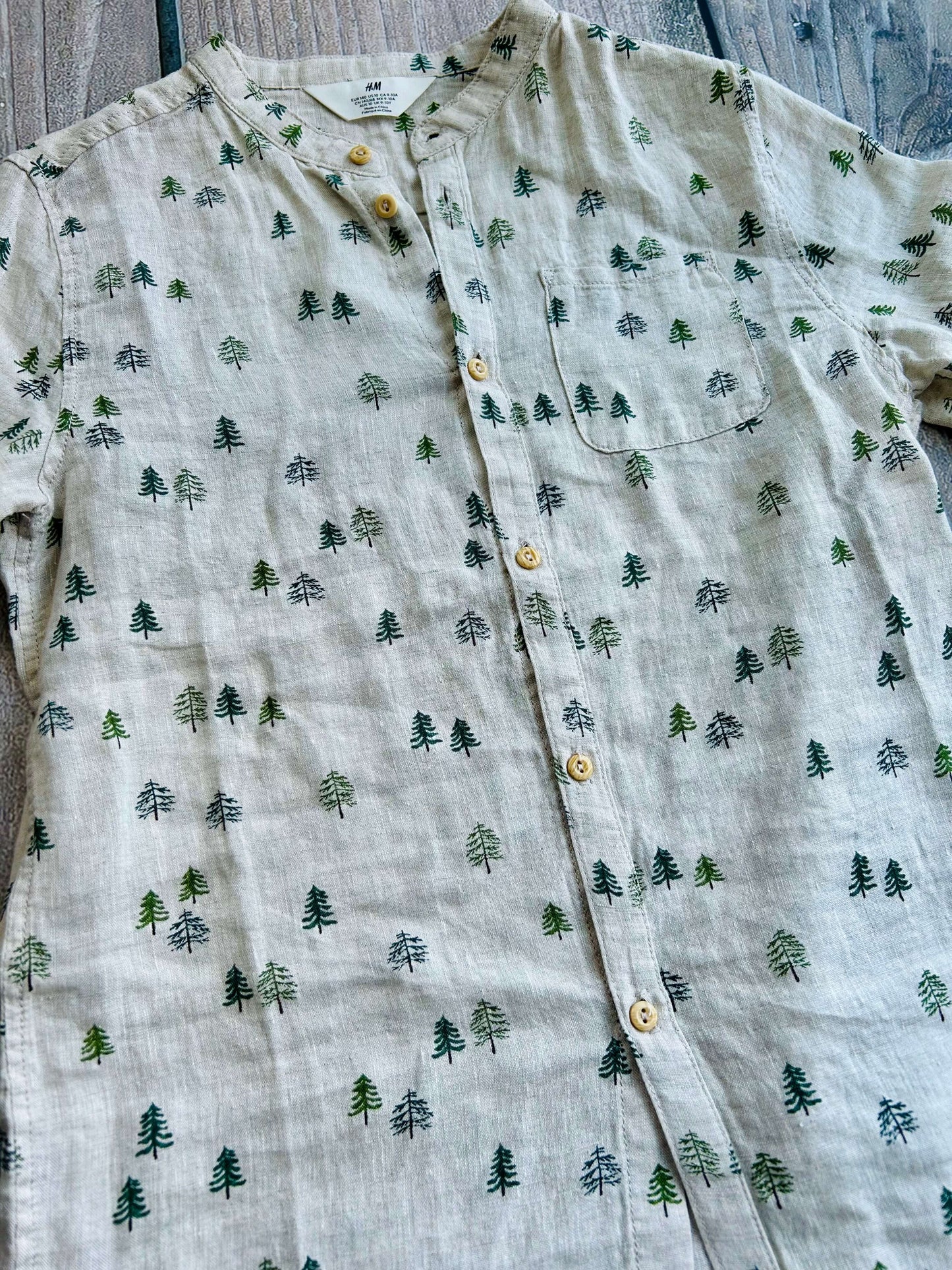 H&M size 9-10yrs boys light beige pine trees themed button up dress shirt, cotton linen, like new, Kids 10 (medium)
