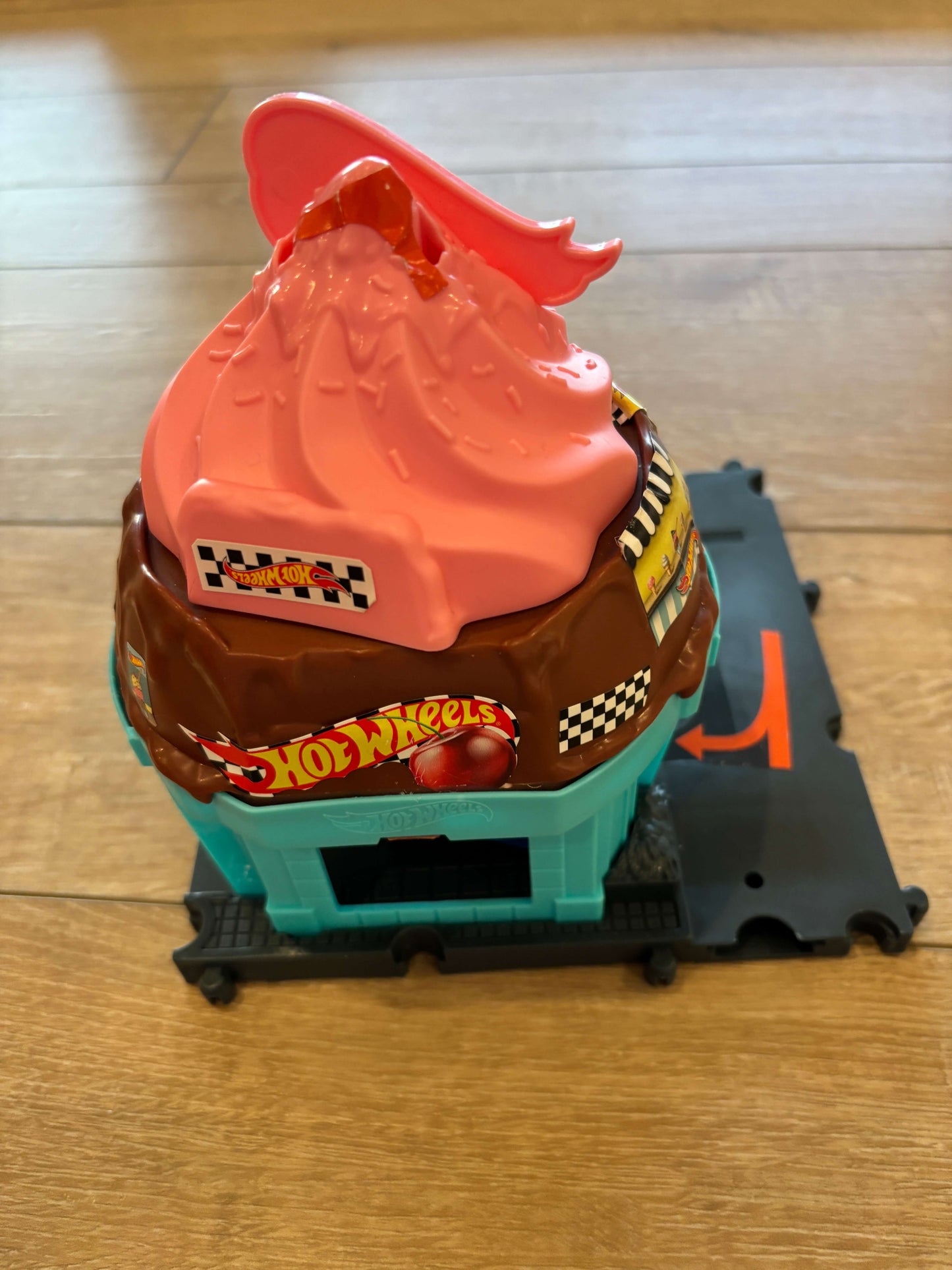 Hot Wheels "Downtown Ice Cream Swirl"