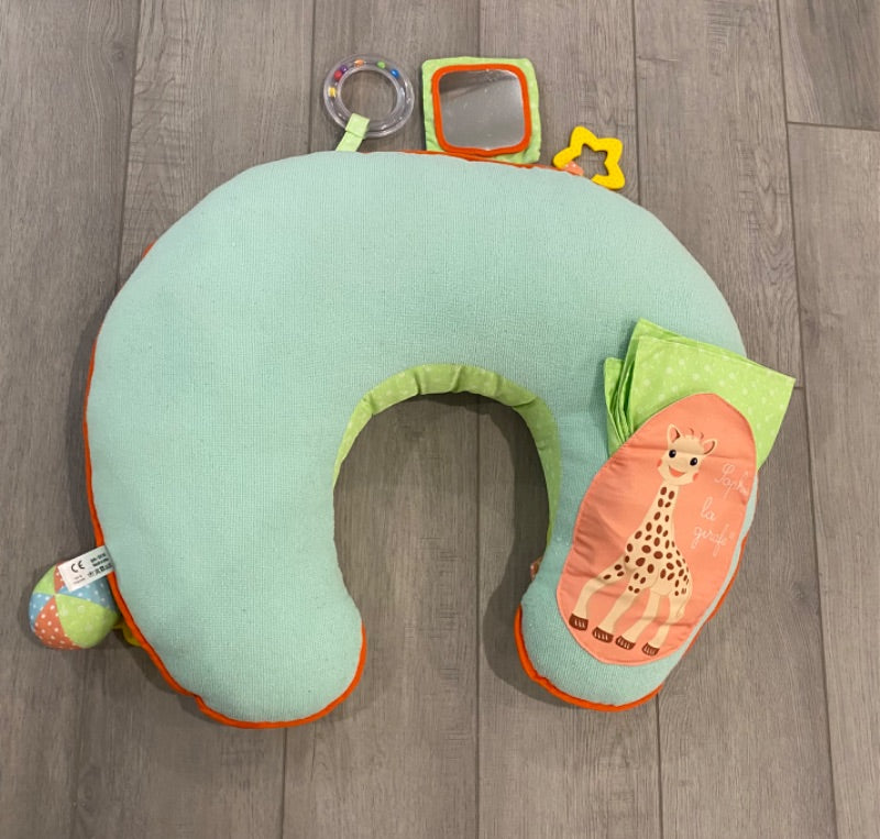 Sophie la girafe Tummy time cushion