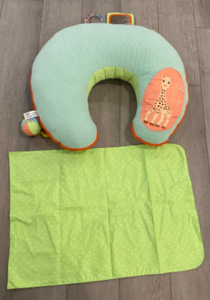Sophie la girafe Tummy time cushion