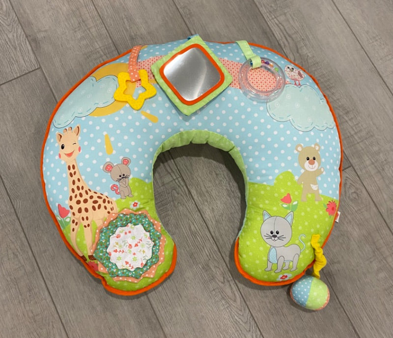 Sophie la girafe Tummy time cushion