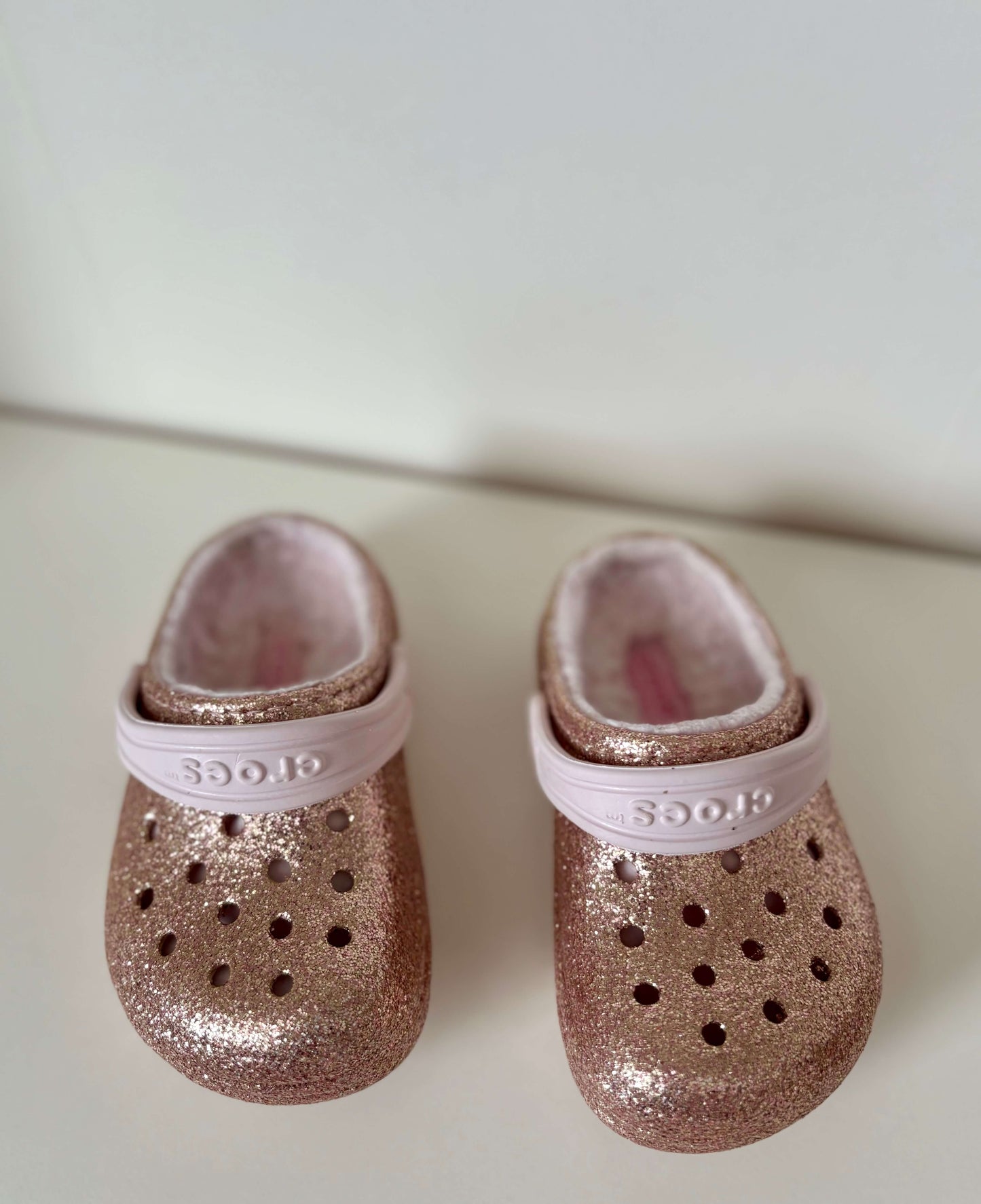 Crocs Size 8 Toddler Girls Fuzz Lined, Pink Glitter , Shoes 8 (Toddler:2-4yr)