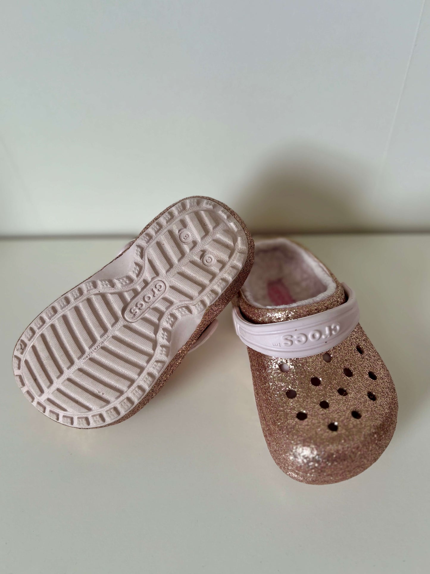 Crocs Size 8 Toddler Girls Fuzz Lined, Pink Glitter , Shoes 8 (Toddler:2-4yr)