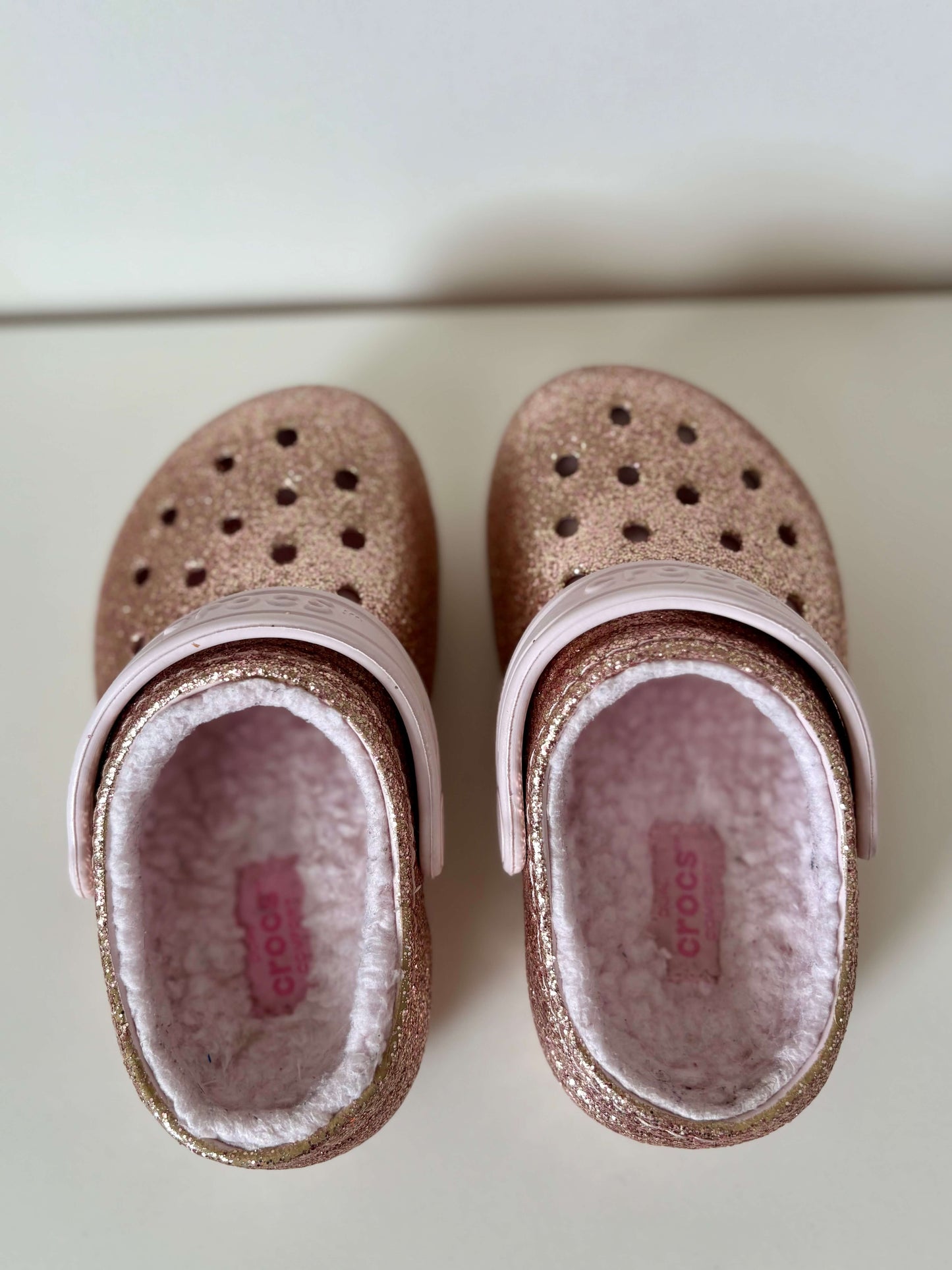 Crocs Size 8 Toddler Girls Fuzz Lined, Pink Glitter , Shoes 8 (Toddler:2-4yr)