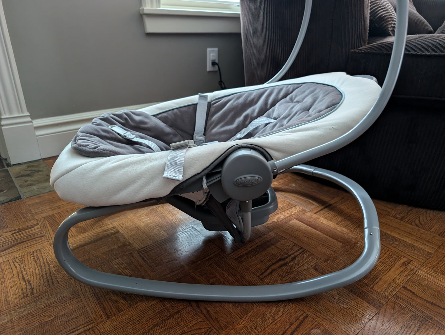 Graco DuetSoothe Swing & Rocker-2 in 1 Space Saver! MSRP: $250+CAD
