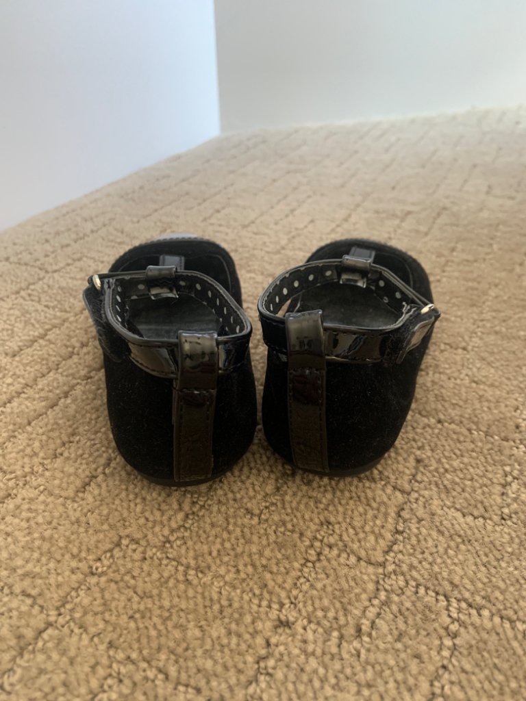 Joe Fresh size 6 black velvet/ gloss leather dress flat with straps, Shoes 6 (Walkers:12-24 mth)