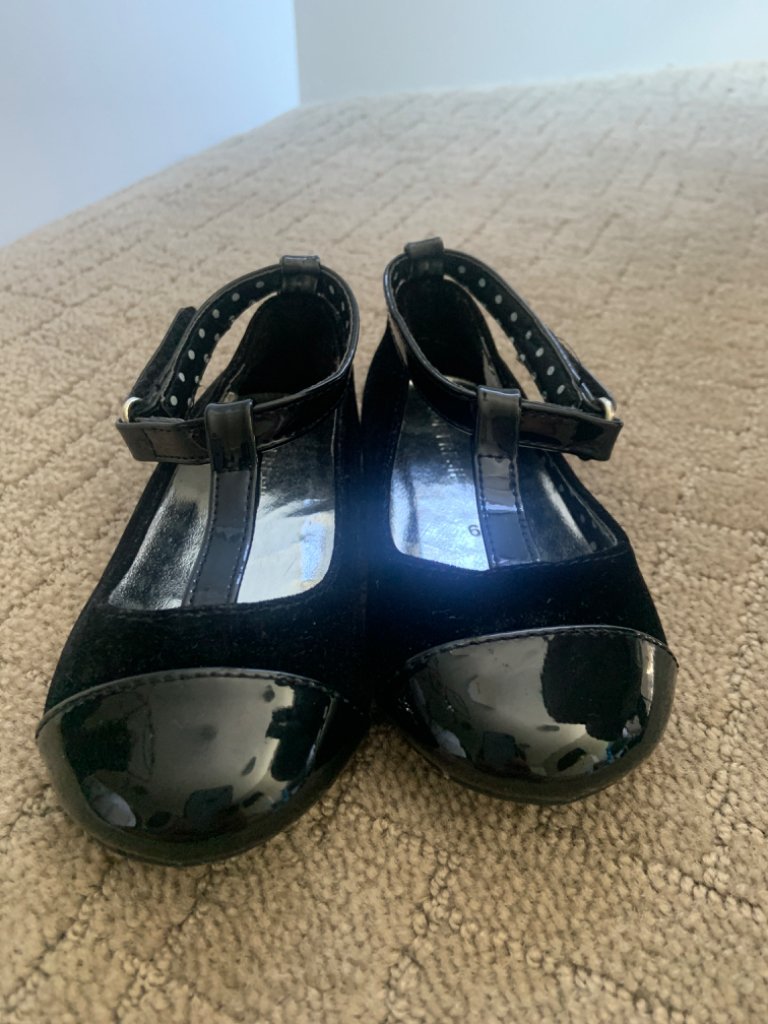 Joe Fresh size 6 black velvet/ gloss leather dress flat with straps, Shoes 6 (Walkers:12-24 mth)