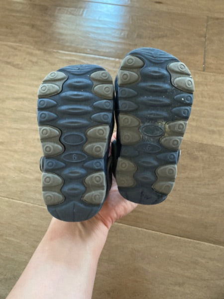6T croc like shoes, Shoes 6 (Walkers:12-24 mth)