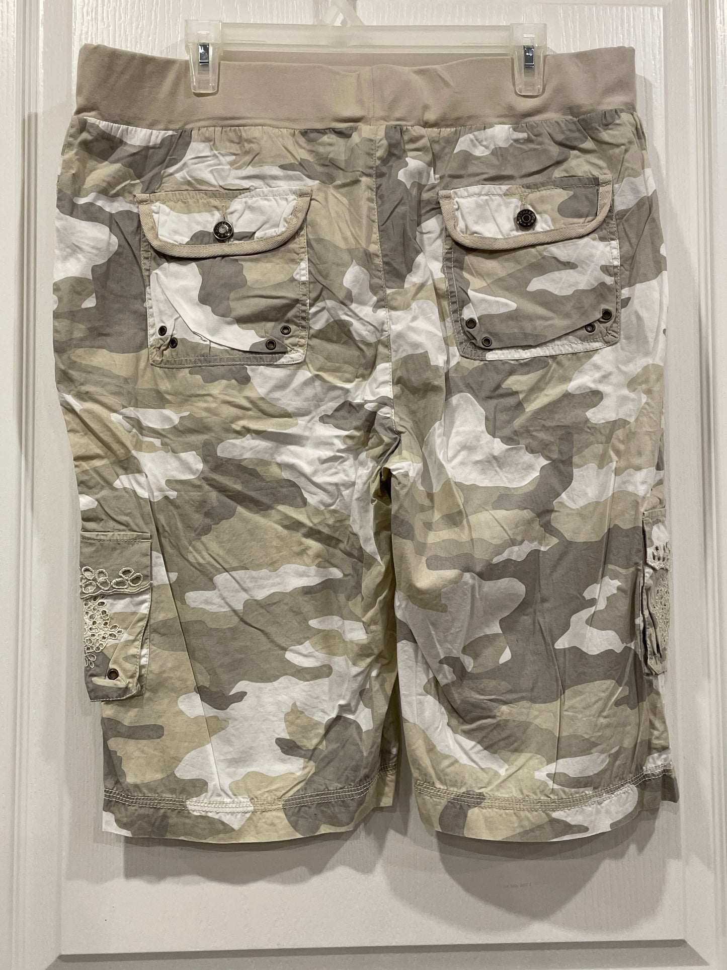 EUC, Motherhood Camo Capris, size Large, Maternity L (12-14)