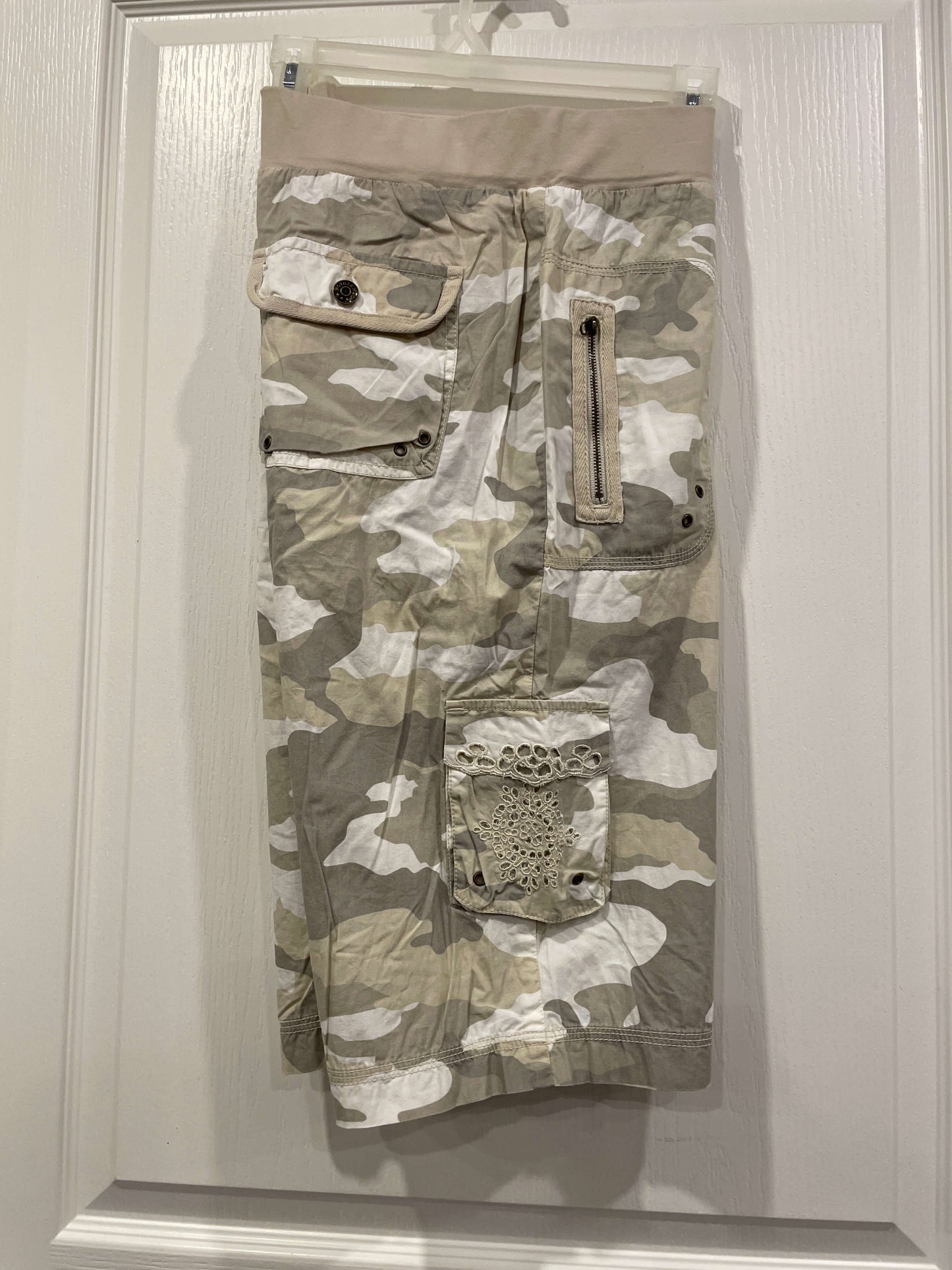 EUC, Motherhood Camo Capris, size Large, Maternity L (12-14)