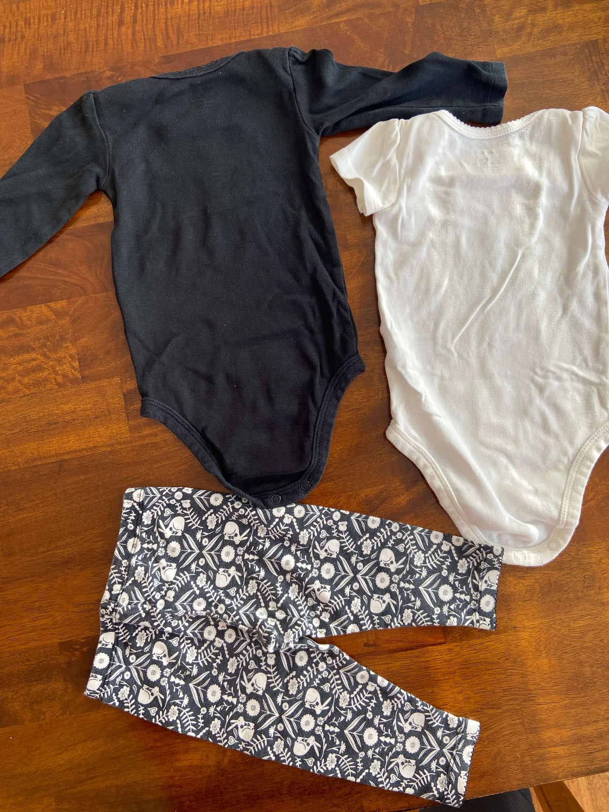 Carter’s B&W three piece outfit 9 months, Kids 9 Month (6-9M)