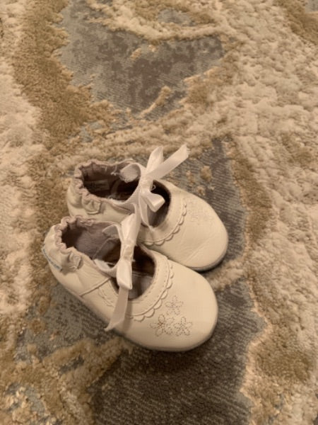 Robeez size 0-6 m infant white slip one shoes, Shoes .5 (Baby: 0-12 mth)