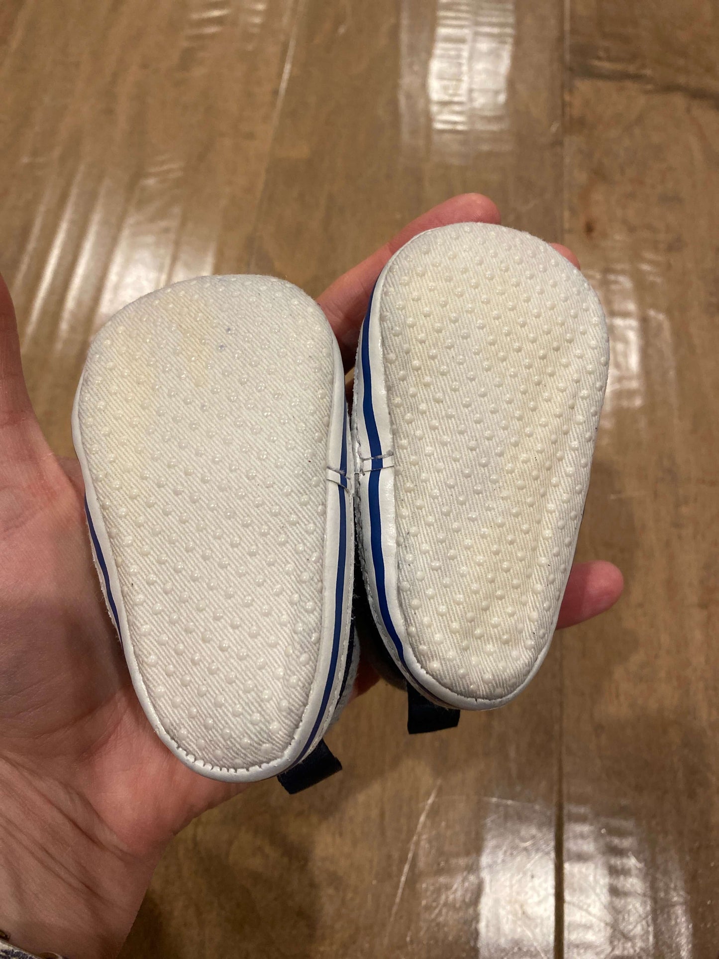Size 1 soft sole Velcro shoes. Joe fresh, Shoes 1 (Baby: 0-12 mth)