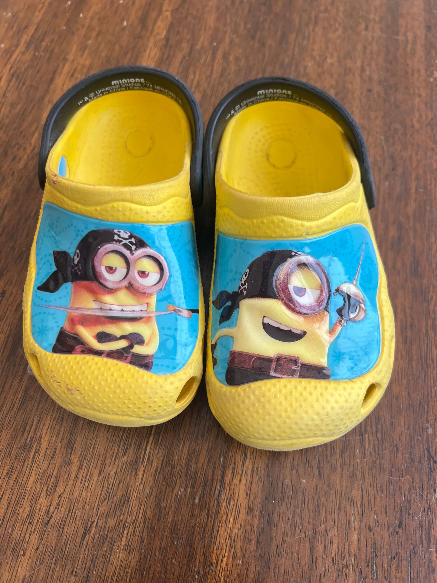 Minion size 7/8 croc sandals, Shoes 7.5 (Toddler:2-4yr)