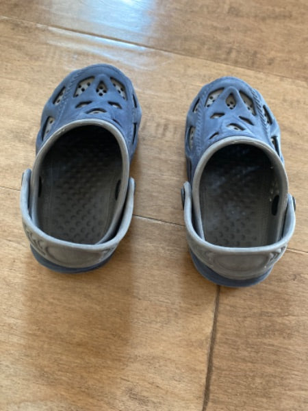 6T croc like shoes, Shoes 6 (Walkers:12-24 mth)