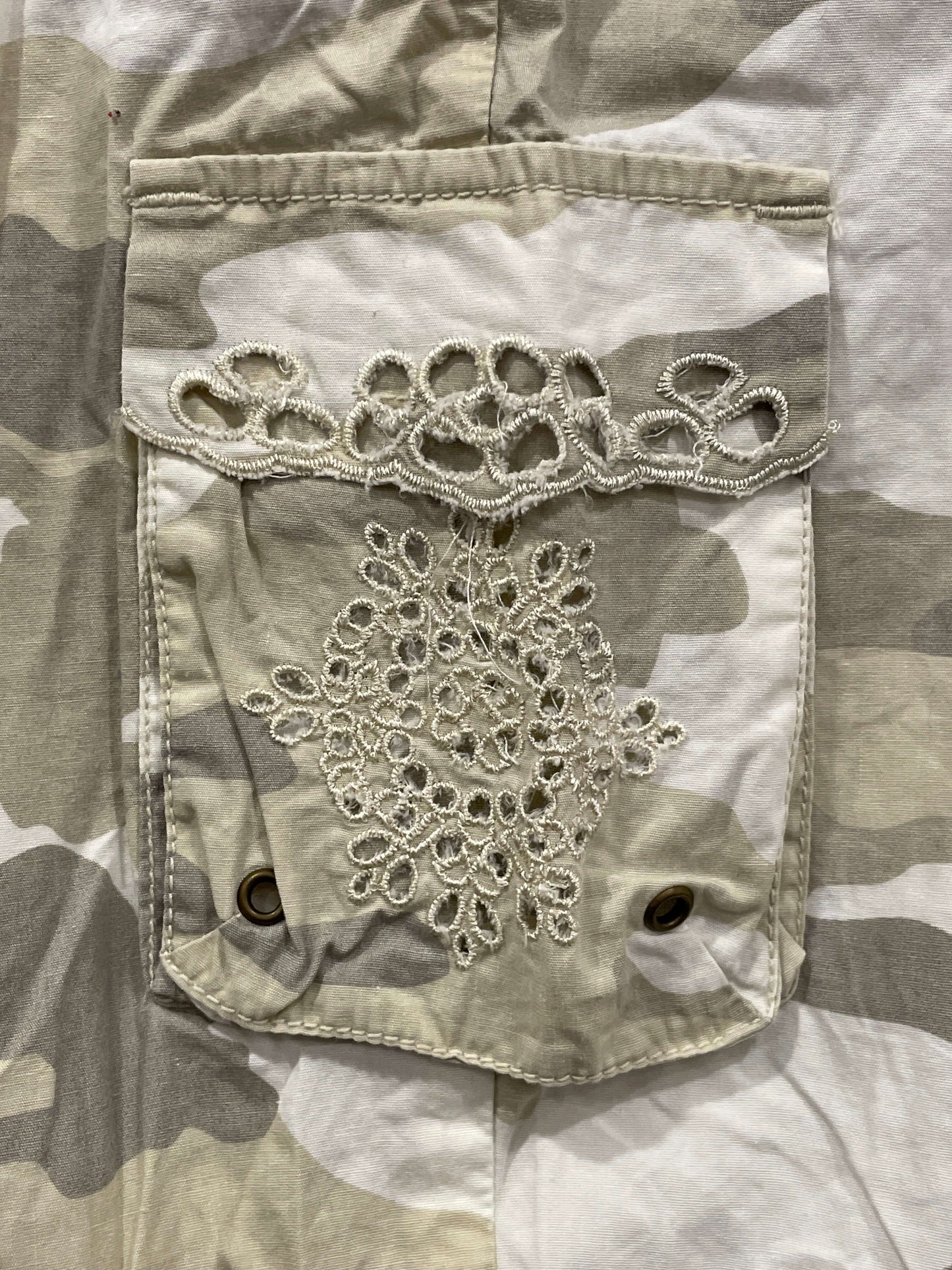 EUC, Motherhood Camo Capris, size Large, Maternity L (12-14)