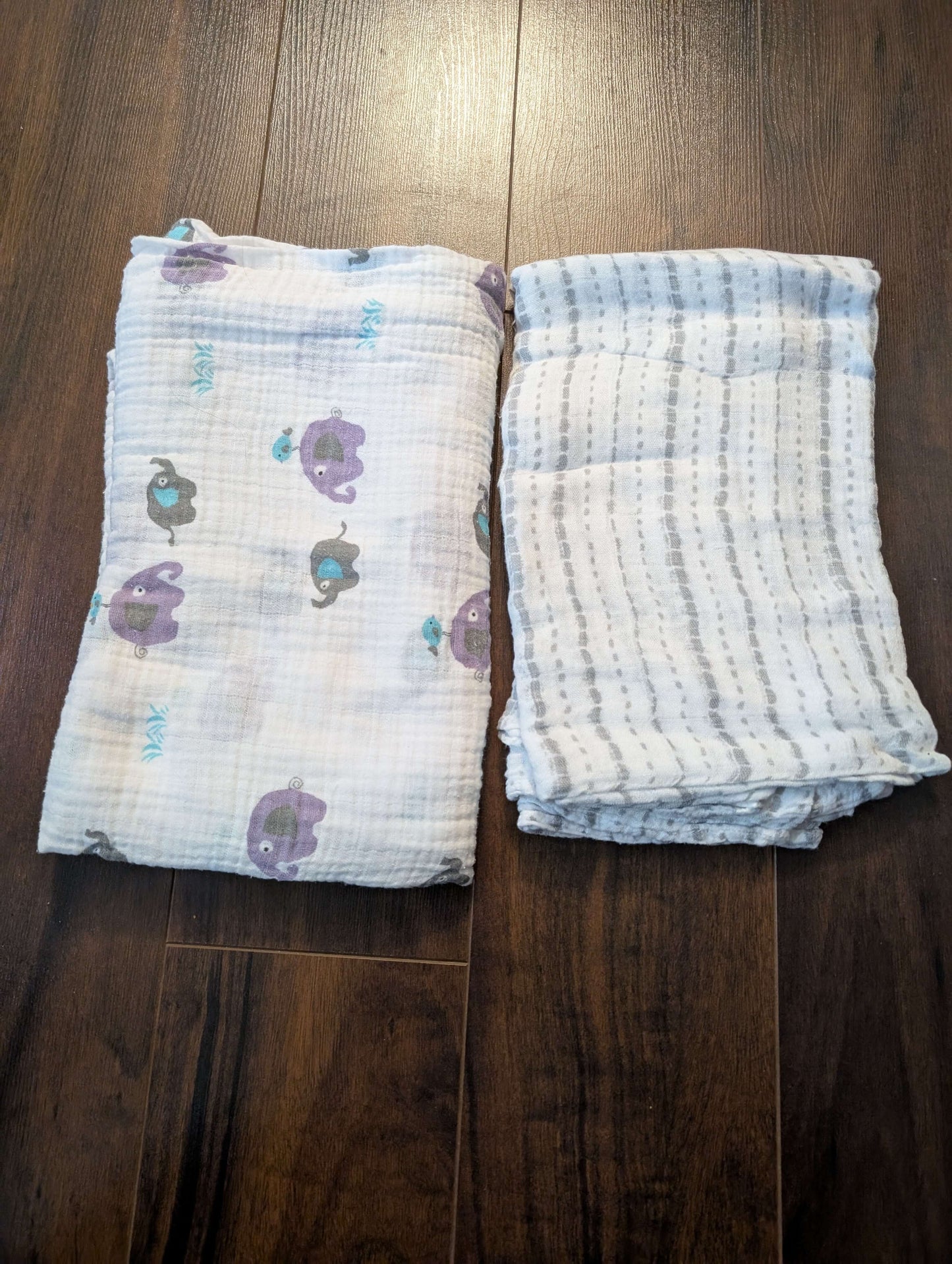 2 muslin blankets