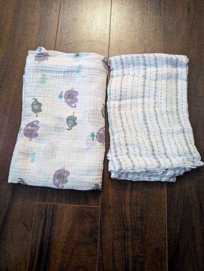2 muslin blankets