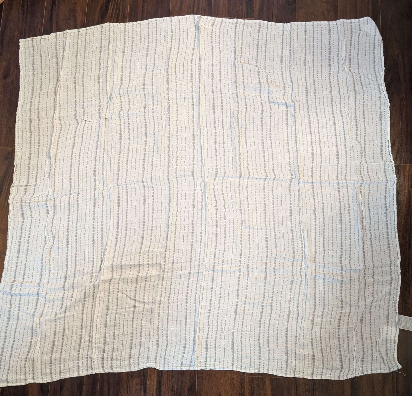 2 muslin blankets