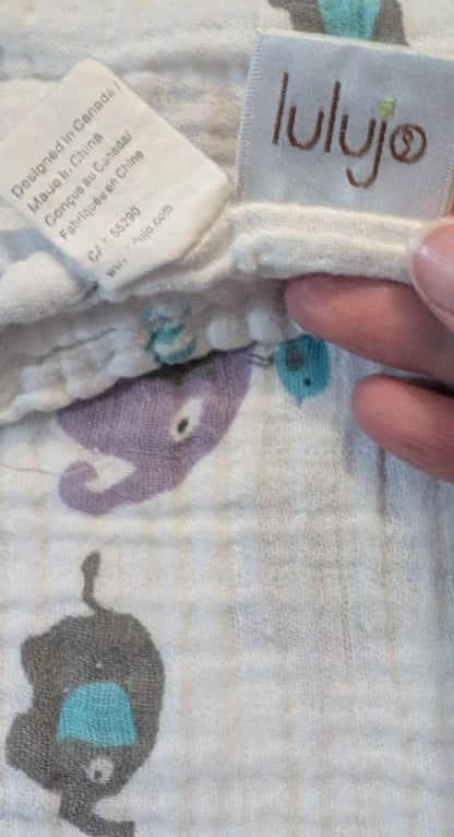 2 muslin blankets