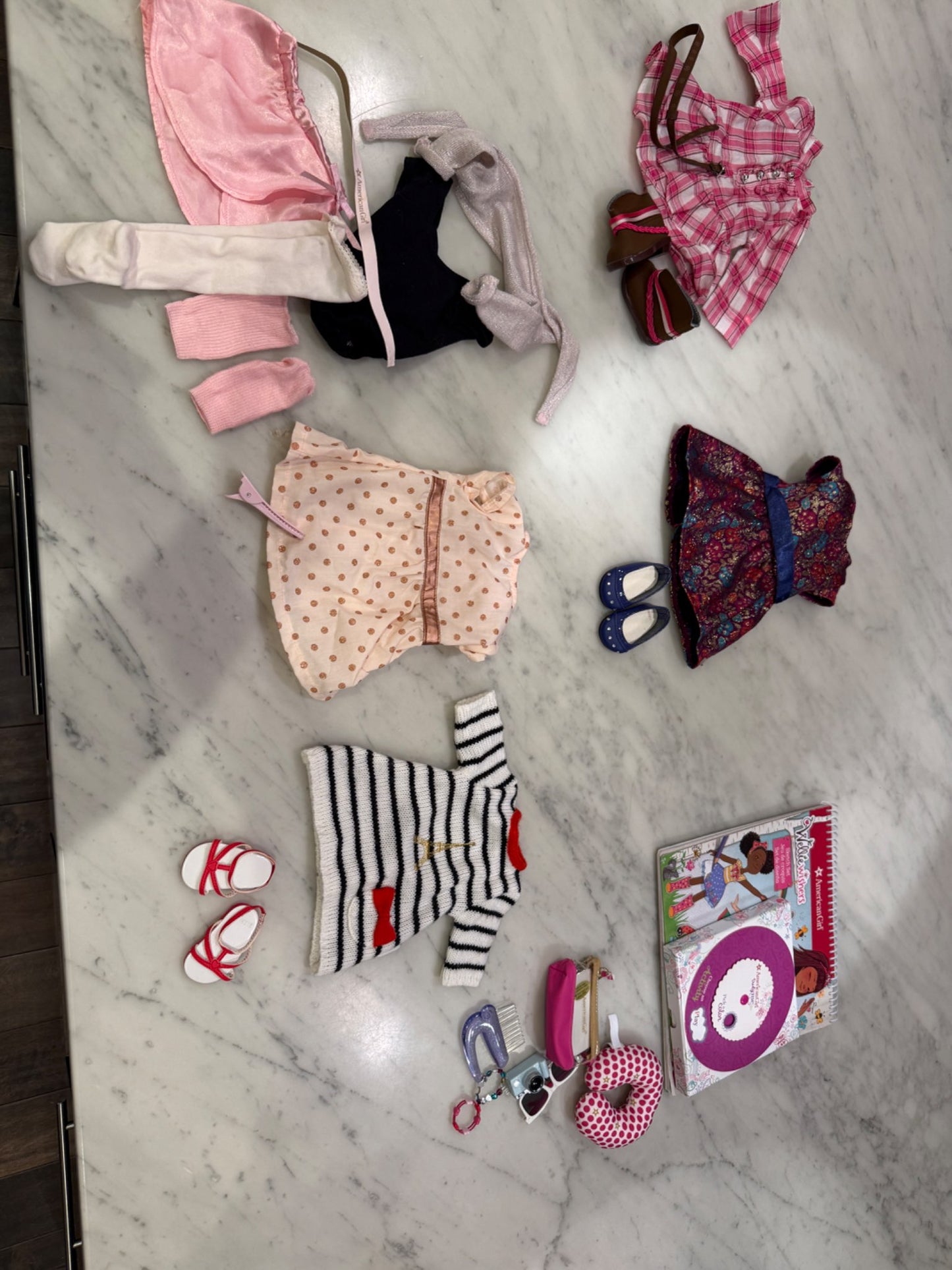 American Girl - 5  outfits and Accessories