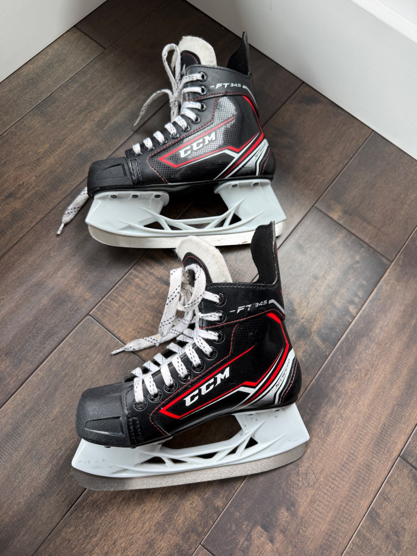 Hockey Skates -CCM size 2 youth, Shoes 2 (Kids:4-8yr)