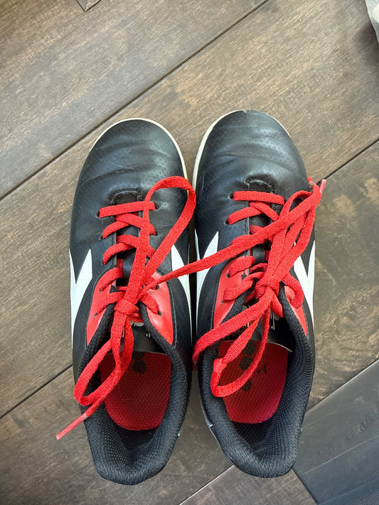 Soccer Cleats- indoor size 1 , Shoes 1 (Kids:4-8yr)