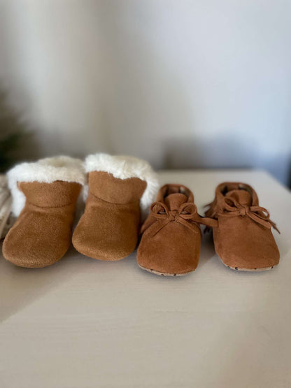 Sweater/Pants with 2 baby shoes; 0-3 Months , Kids 3 Month (0-3M)