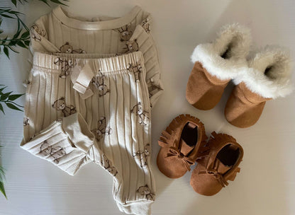 Sweater/Pants with 2 baby shoes; 0-3 Months , Kids 3 Month (0-3M)