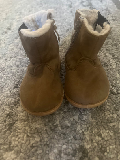 Baby mitts and boots, Shoes 2 (Baby: 0-12 mth)