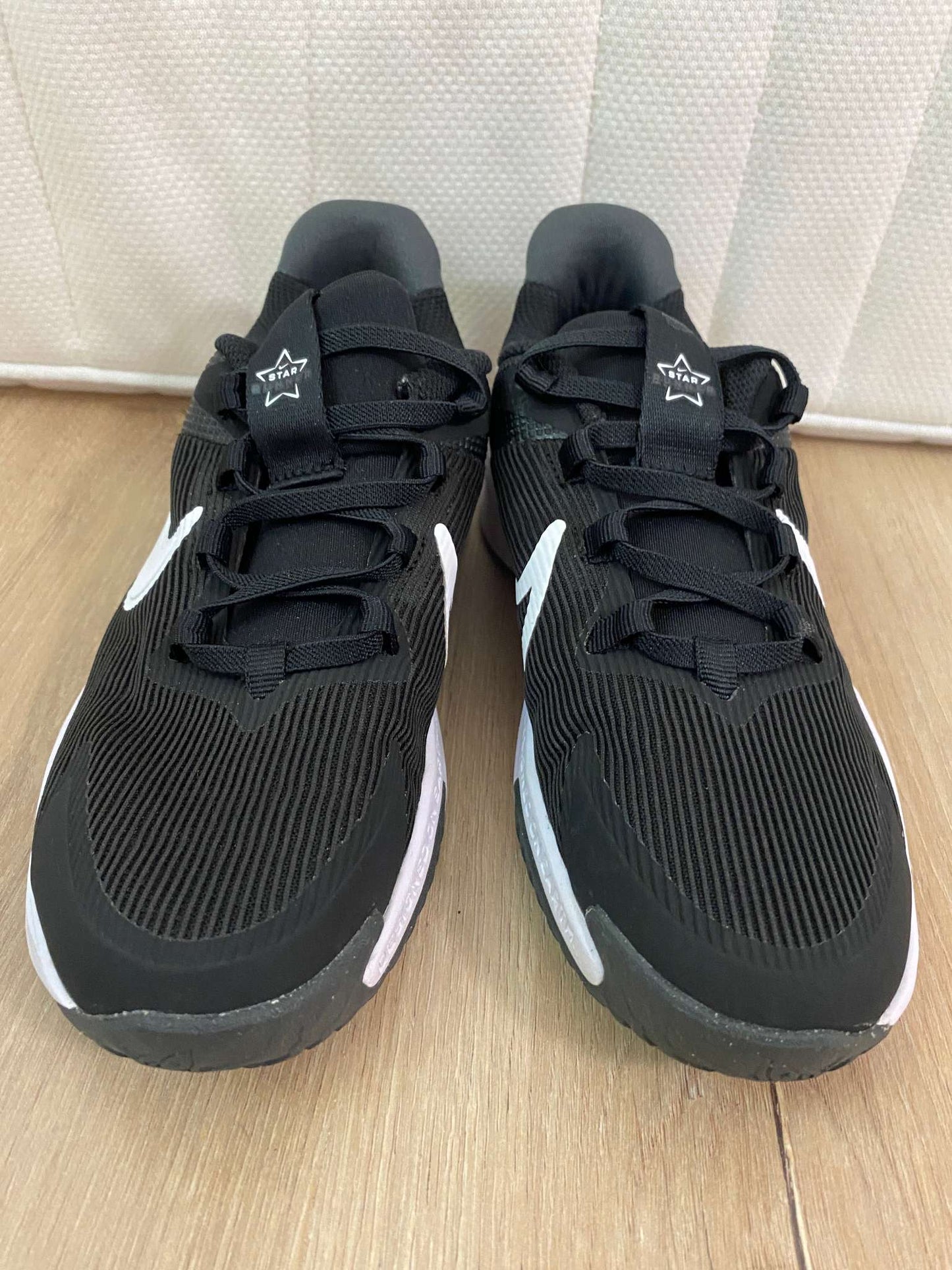 NIKE sneakers /shoe black and white, Shoes 2 (Kids:4-8yr)