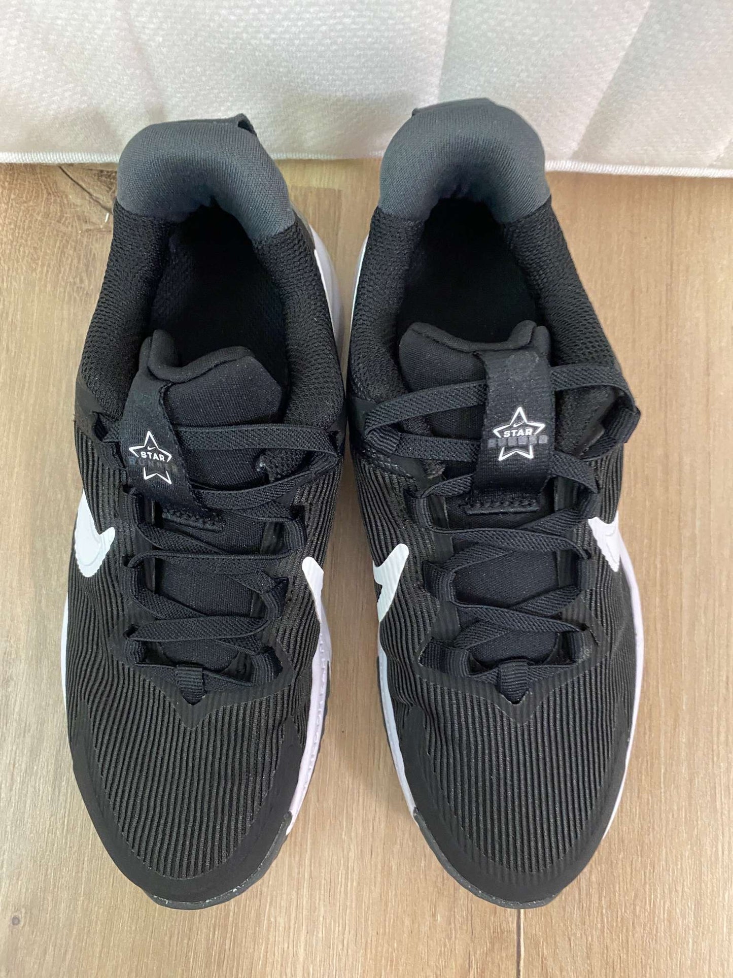 NIKE sneakers /shoe black and white, Shoes 2 (Kids:4-8yr)