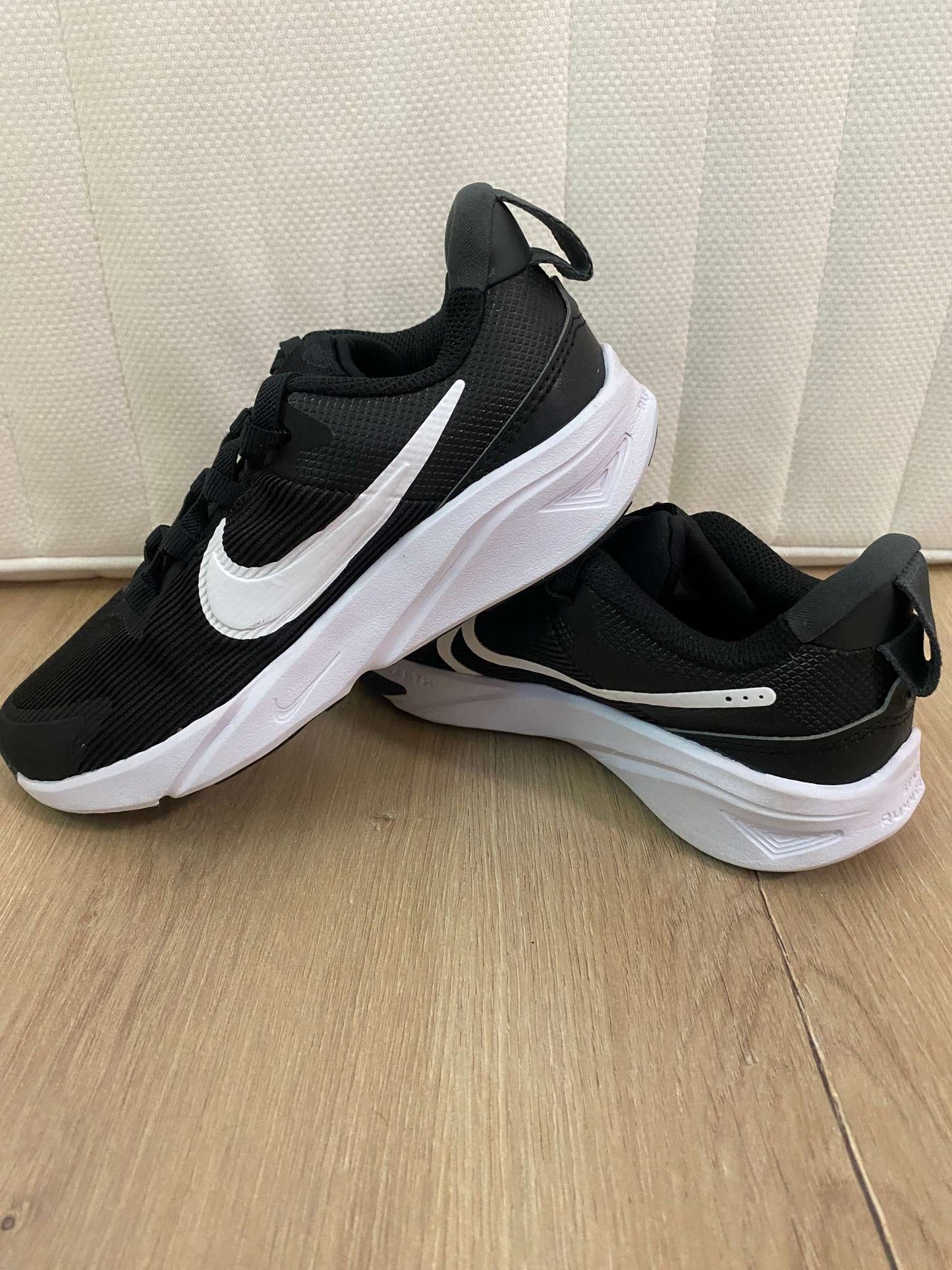 NIKE sneakers /shoe black and white, Shoes 2 (Kids:4-8yr)