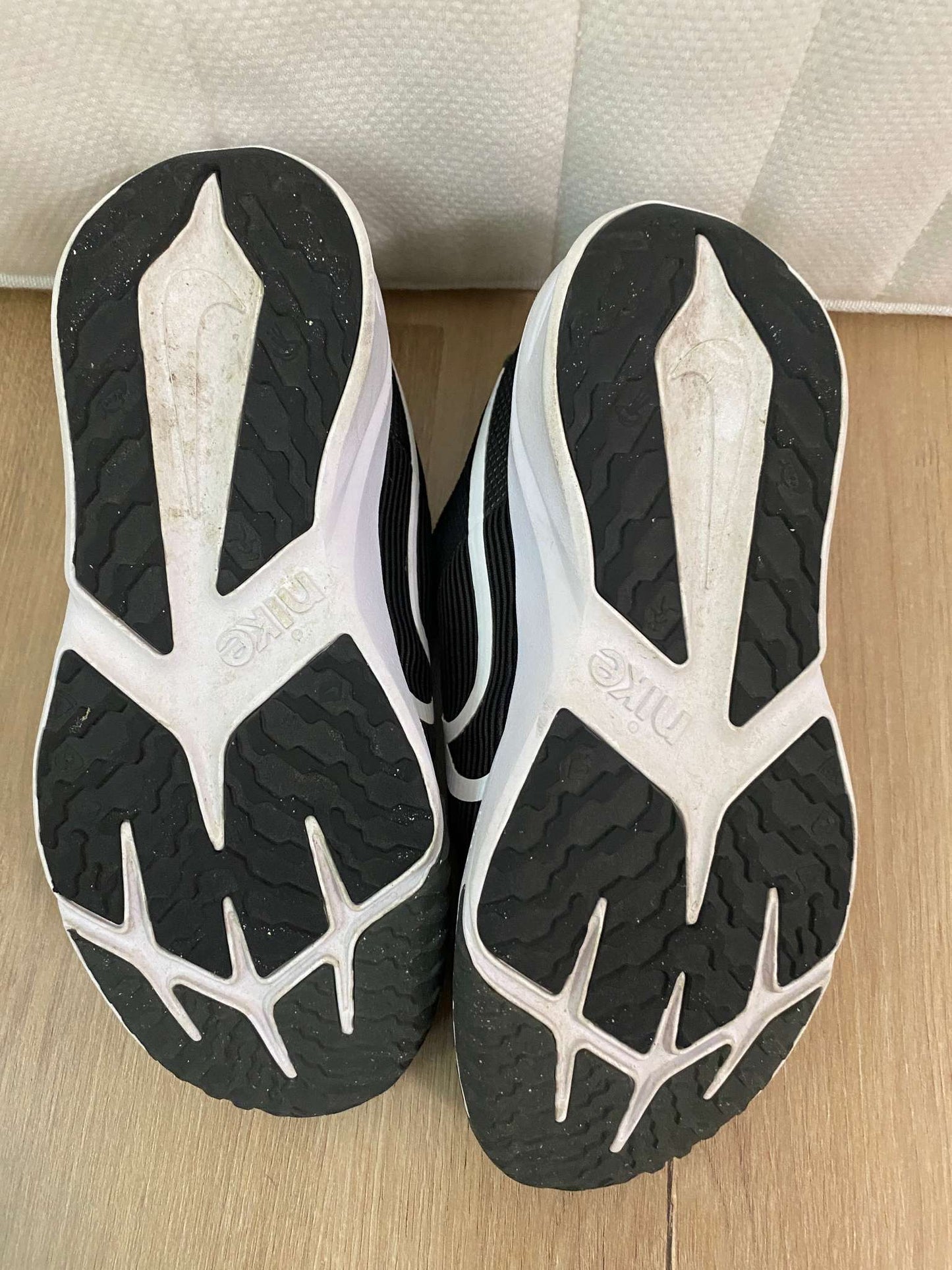 NIKE sneakers /shoe black and white, Shoes 2 (Kids:4-8yr)