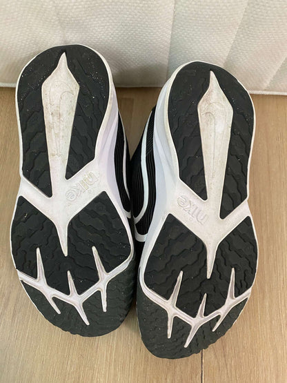NIKE sneakers /shoe black and white, Shoes 2 (Kids:4-8yr)