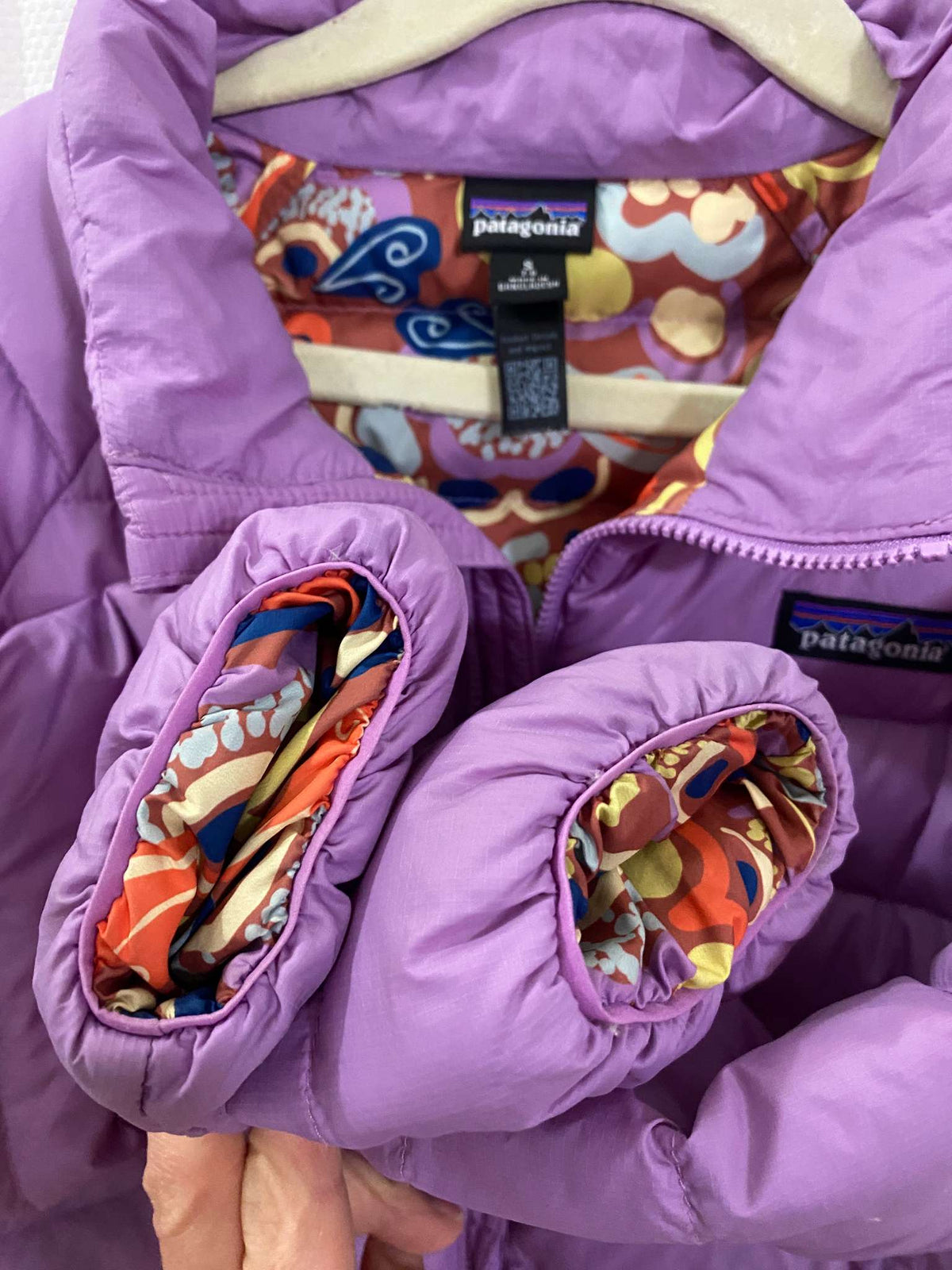 Patagonia Girls purple jacket. (Retails: $169), Kids 7
