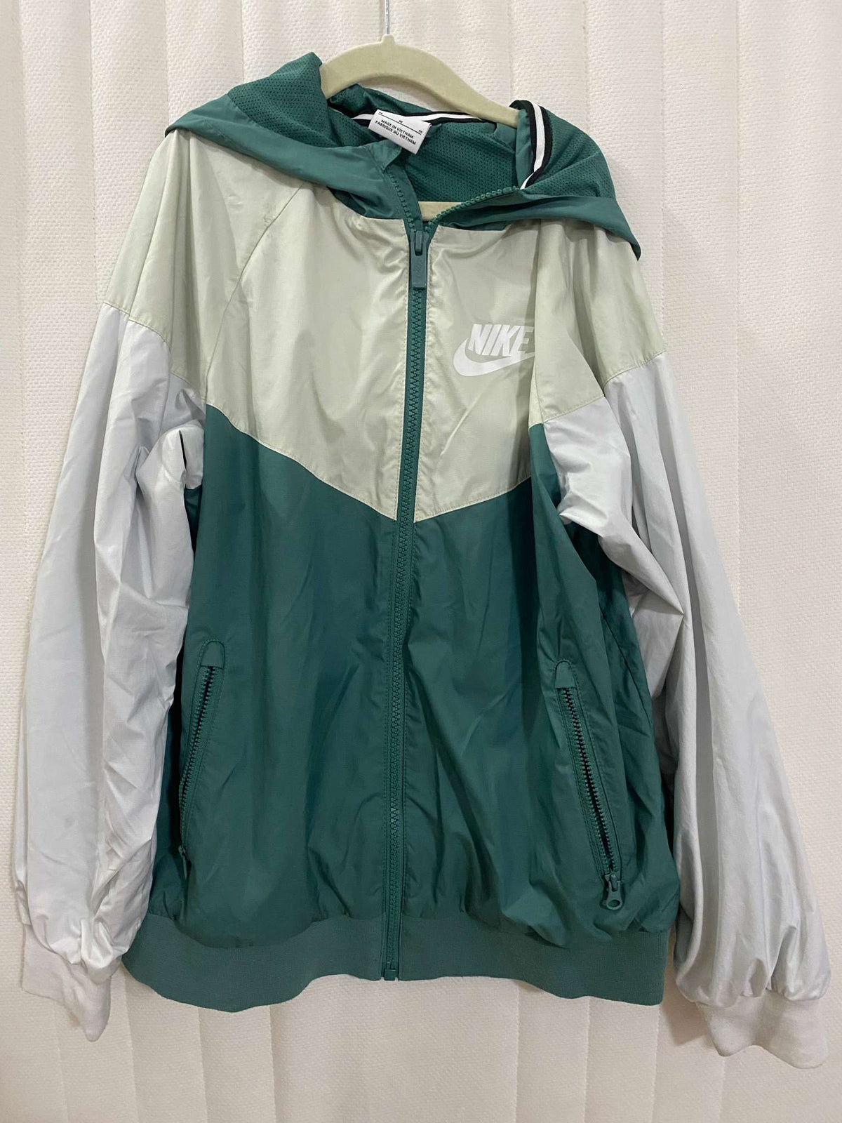NIKE: Green and white great jacket. , Kids 7