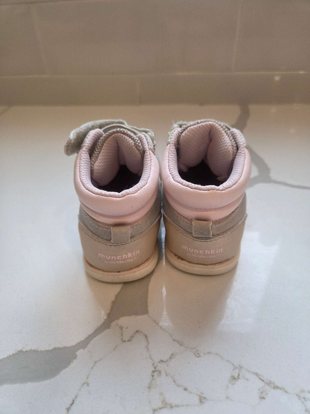 Stride Rite by Munchkin Size 7, Shoes 7 (Walkers:12-24 mth)