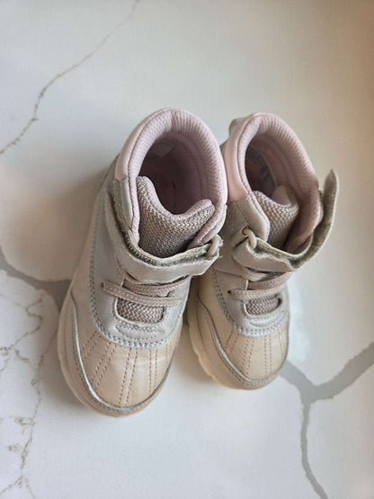 Stride Rite by Munchkin Size 7, Shoes 7 (Walkers:12-24 mth)