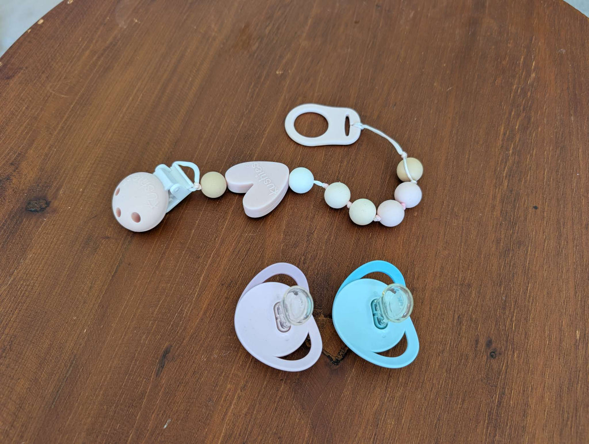 KUSHIE'S soother clip and NUK soothers