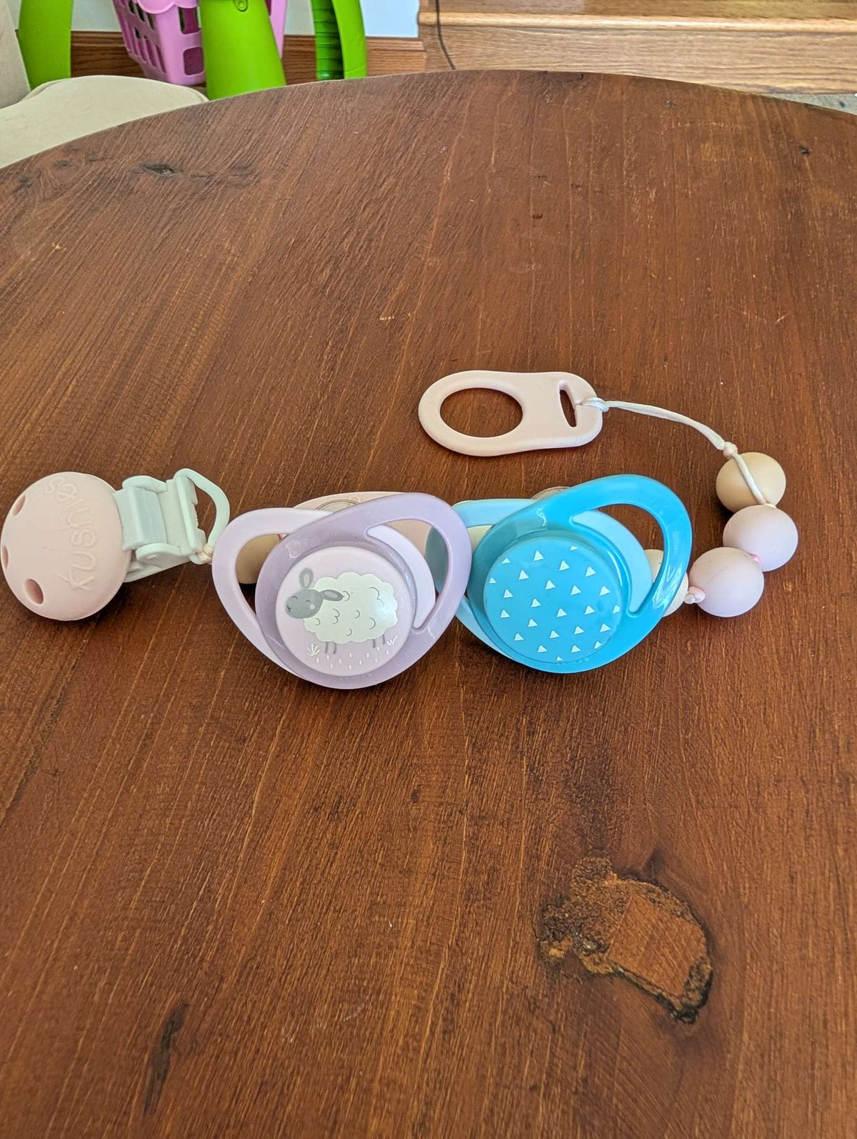 KUSHIE'S soother clip and NUK soothers