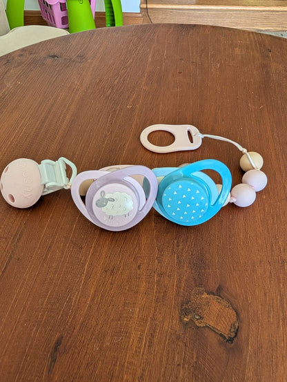 KUSHIE'S soother clip and NUK soothers